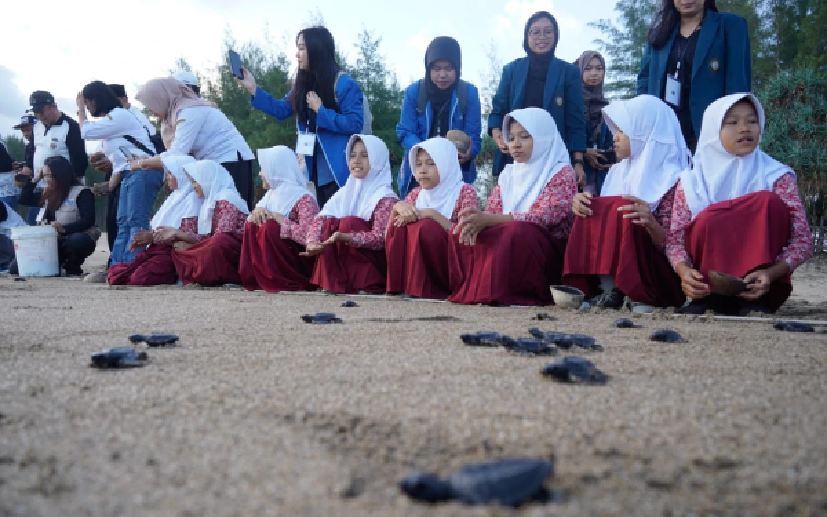 Thumbnail Berita - Peringati Hari Anak Nasional 2026, Unikama Ajak Siswa SD Lepas Tukik di Pantai Bajulmati