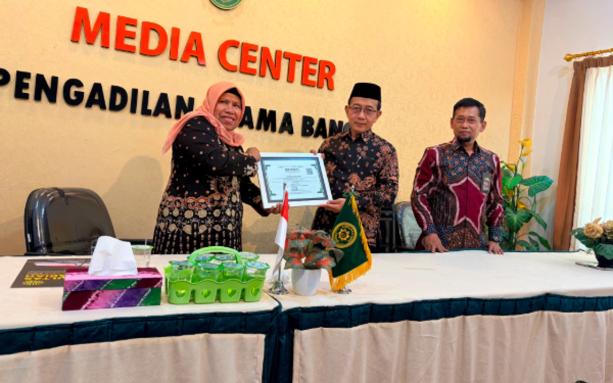 Foto Wakil Dekan III Bidang Kemahasiswaan, Kerja Sama, dan Alumni Fakultas Syariah UIN Maulana Malik Ibrahim Malang, Dr. H. Miftahul Huda, S.H.I., M.H., menyerahkan cendera mata kepada Panitera PA Bangil,