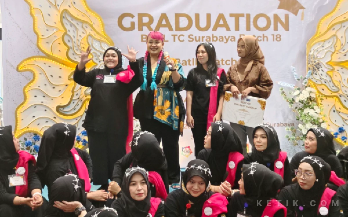 Thumbnail Berita - Fashion Show SPeKTRA, Mahakarya 35 MuABaru Sebelum Terjun di Industri Kecantikan