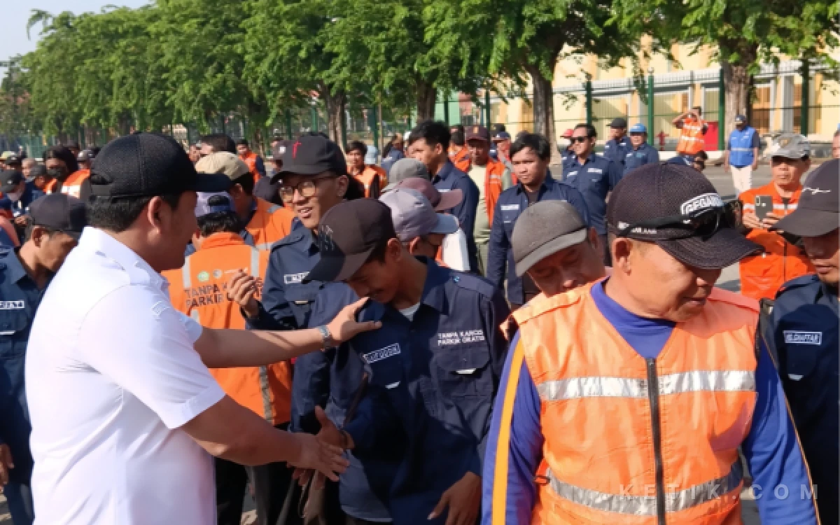 Foto Bupati Subandi menghampiri para jukir dan menyalami mereka setelah apel pagi. (Foto: Fathur Roziq/Ketik.com)