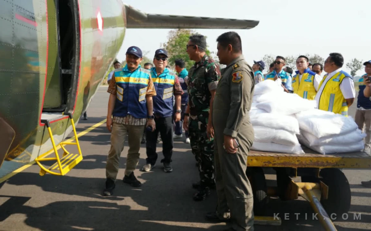 Thumbnail Berita - Atasi Kekeringan, PJT I Gunakan 3,2 Ton Garam untuk Modifikasi Cuaca ‎