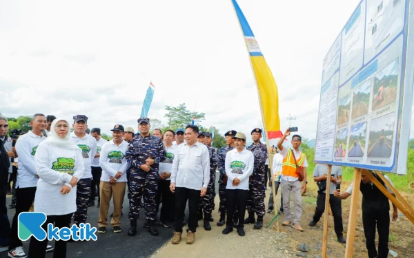 Thumbnail Gubernur Khofifah Tinjau Jalan Menuju Mako Lanal Pacitan, Akses Warga Kini Kian Mulus