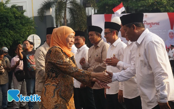 Thumbnail Gubernur Jawa Timur, Khofifah Indar Parawansa bersalaman para pengurus baru HKTI. (Foto: Billy Reksodikromo/ Ketik)