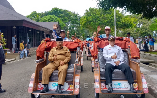 Thumbnail Berita - Presiden Prabowo Berikan 200 Becak Listrik Buatan Pindad di Kabupaten Malang, Bupati Siapkan Cas Gratis