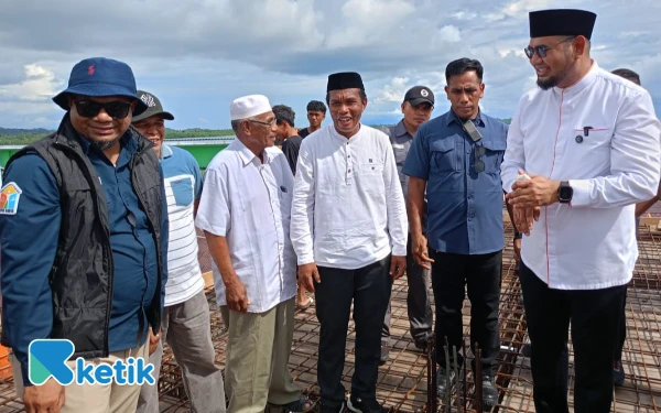 Thumbnail Berita - Bupati Halsel Pimpin Pengecoran Dak Masjid Nurul Huda di Guruapin Kayoa