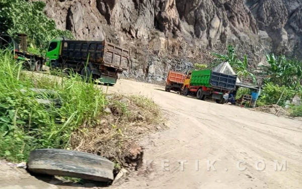 Thumbnail Berita - Warga Sebut Jalan Sultan Agung Pacitan Rusak Diduga Akibat Aktivitas Truk Tambang