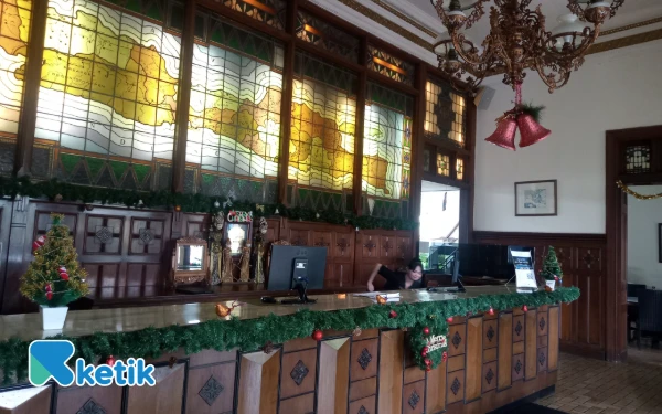 Thumbnail Meja resepsionis yang estetik di El Hotel Kartika Wijaya Kota Batu. (Foto: Aliyah/Ketik.com)