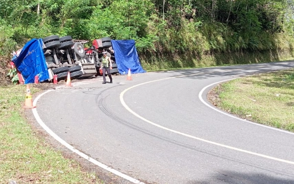 Thumbnail Berita - Oleng saat Tikungan, Truk Pertamina 24.000 Liter Masuk Selokan di Jalur Pacitan-Solo