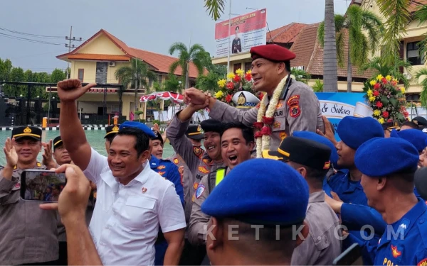 Thumbnail Berita - Sertijab Kapolresta Banyuwangi Berlangsung Haru, Ini Pesan Kombes Pol Rama Samtama Putra