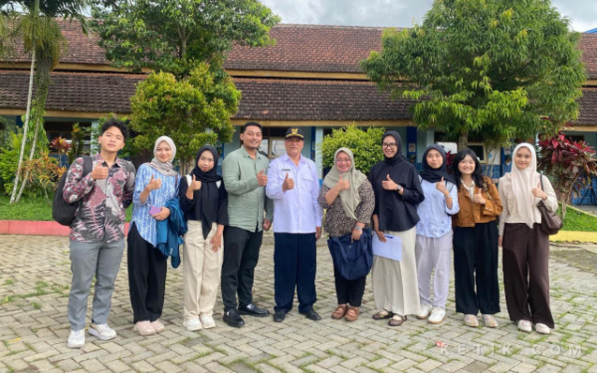 Foto Foto bersama tim FKH UB bersama pimpinan SDN 1 Kalisongo Malang. (Foto: Dok. Ketik.com)