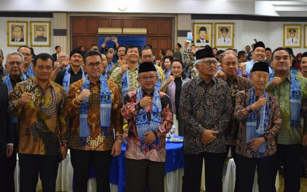 Thumbnail Berita - Mendikdasmen Abdul Mu'ti Raih Penghargaan Pamomong Jateng! Jadi Inspirasi Pendidikan Humanis