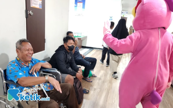 Thumbnail Berita - Pasien RSSA Malang Tertawa Lepas, Badut Menyapa dan Hibur Saat Pasien Menunggu Antrean