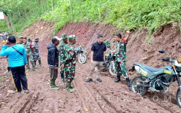 Thumbnail Berita - Tinjau TMMD ke-127 Situbondo, Dandim Letkol Inf Tri Wiratno Pastikan Akses Jalan Segera Rampung