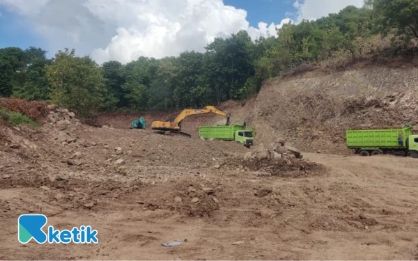 Thumbnail Diduga Ilegal, Ketua LSM Siti Jenar Soroti Aktivitas Tambang Galian C di Situbondo