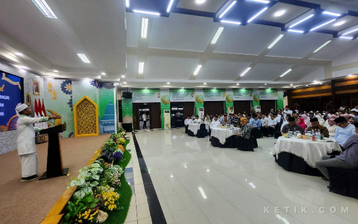 Thumbnail Berita - Dihadiri Gubernur Khofifah dan Ust Das’ad Latif, IKAPTK Jatim Halalbihalal Sekaligus Santuni Anak Yatim