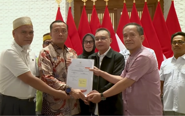 Thumbnail Berita - Presiden Prabowo Bebaskan Dua Guru SMAN 1 Luwu Utara yang Divonis 1 Tahun Penjara