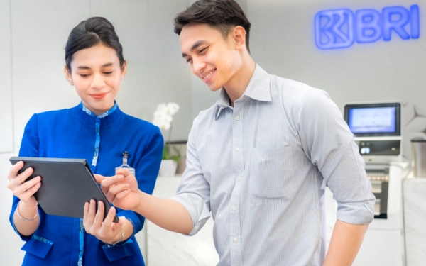 Foto Ilustrasi karyawati BRI mengingatkan nasabah agar waspada menjelamg lebaran marak penipuan modus file.APK. (Dok. BRI)