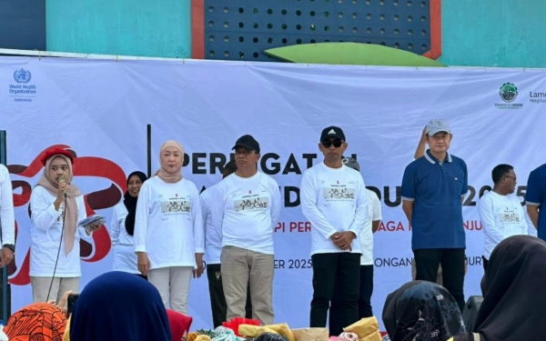 Thumbnail Panitia beserta Bupati Lamongan Yuhronur Effendi saat hendak memberikan doorprize hadiah ke peserta jalan sehat dan senam pekerja sehat memperingati Hari AIDS Sedunia di Alun-Alun Lamongan. (dok Panitia)