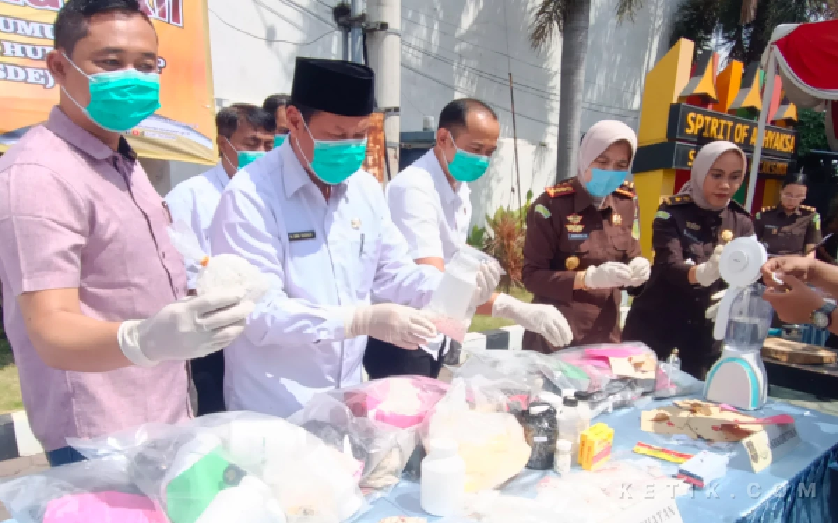 Thumbnail Berita - Kejari Situbondo Musnahkan Barang Bukti Perkara Pidum yang Berkekuatan Hukum Tetap