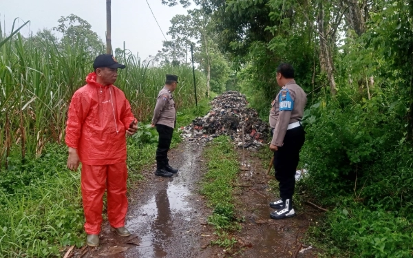 Thumbnail Berita - Akses Makam di Malang Tertutup Tumpukan Sampah Misterius, Polisi Cari Pembuangnya