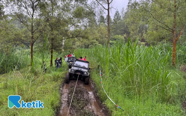 Thumbnail Pemandangan jeep yang kesulitan melewati jalur ekstrem offroad di Coban Talun Batu. (Foto: Dok. Ketik.com)