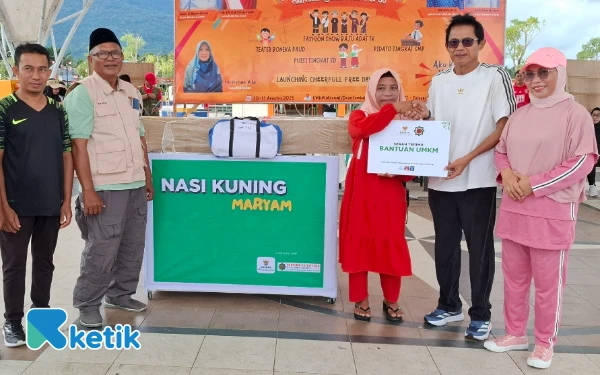 Thumbnail Berita - Wabup Halsel Helmi Umar Muchsin Serahkan Bantuan Baznas di Tengah Car Free Day