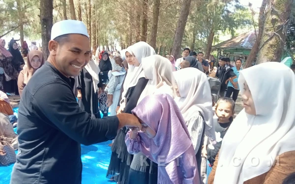 Thumbnail Berita - Sentuhan Kepedulian di Abdya, Warga Blang Raja Santuni Puluhan Anak Yatim