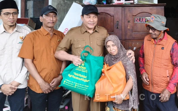 Thumbnail Berita - Bupati Subandi Bantu Korban Bencana Puting Beliung, Warga Sedati Bersyukur