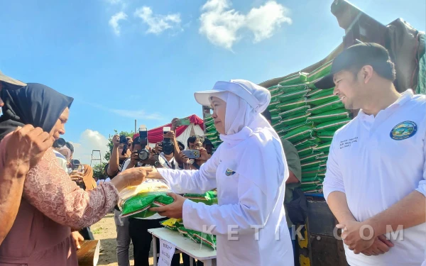 Thumbnail Berita - Senangnya Nur Hasanah Dapat Beras dari Gubernur Khofifah! Pasar Murah Jaga Stabilitas Harga Jelang Ramadan