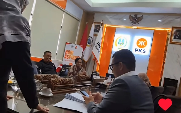 Thumbnail Berita - GEBRAK MEJA 2 KALI! Ketua Fraksi PKS "Ngamuk" ke Sekwan DPRD Jatim, Endingnya Bikin Ngakak