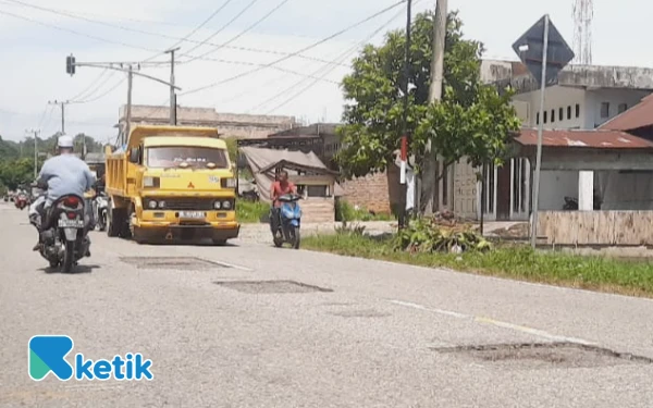 Thumbnail Berita - Akibat Dikeruk dan Tak Diperbaiki, "Lubang Buaya" di Jalan Nasional di Abdya Menganga