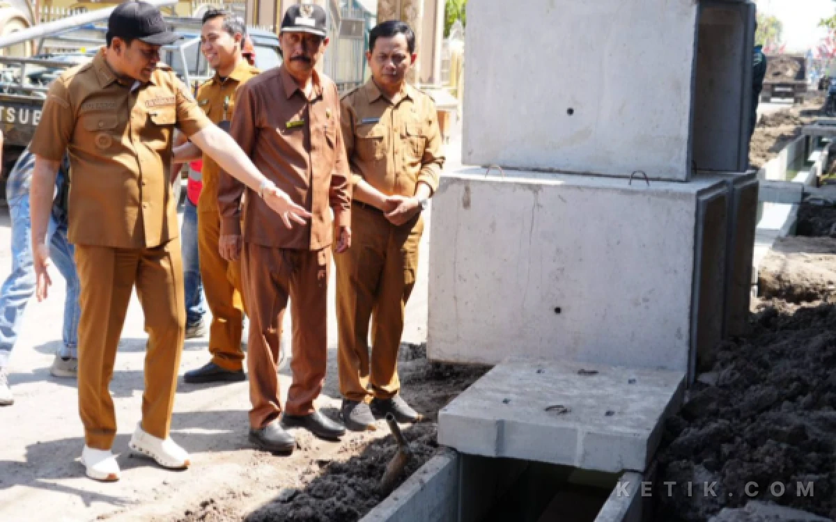 Foto Bupati Subandi menyidak proyek betonisasi ruas Jalan Tambakcemandi, Kecamatan Sedati, yang mengalami deviasi sekitar 4 persen. (Foto: Dokumen)