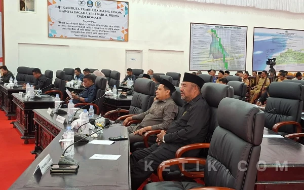 Thumbnail Berita - Paripurna DPRD Halsel: Safri Talib Sampaikan Catatan, Bassam Kasuba Beri Penegasan