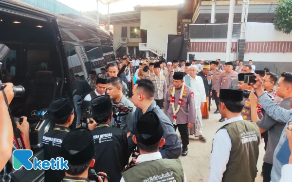 Thumbnail Kapolri Jenderal Listyo Sigit Prabowo saat pamit kembali pulang terhadap pengasuh Ponpes Banyuanyar Pamekasan (Foto: Supyan/Ketik)