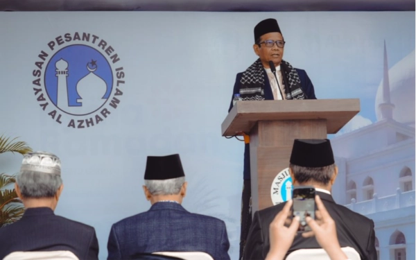 Thumbnail Berita - Mahfud MD Sampaikan Khutbah Id di Al-Azhar, Anies dan JK Salat di Saf Terdepan