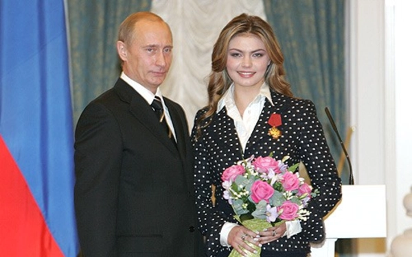 Thumbnail Alina sudah jarang menerima wawancara media dan terlihat di depan publik sejak 2018. Namun, dia masih memiliki beberapa jabatan publik. Setelah pensiun sebagai atlet pada 2007, Alina Kabaeva masuk jajaran elite Rusia. Karier politiknya melesat. Ia menjabat selama tujuh tahun sebagai anggota parlemen Rusia. Perempuan yang kini berusia 41 tahun itu hingga saat ini juga menduduki dewan direksi National Media Group yang dimiliki oleh salah satu sekutu terdekat Putin, Yuri Kovalchuk. Perusahaan itu memiliki kontrak eksklusif besar untuk menyiarkan konten Netflix di Rusia. (Foto: Telegrafi.com)