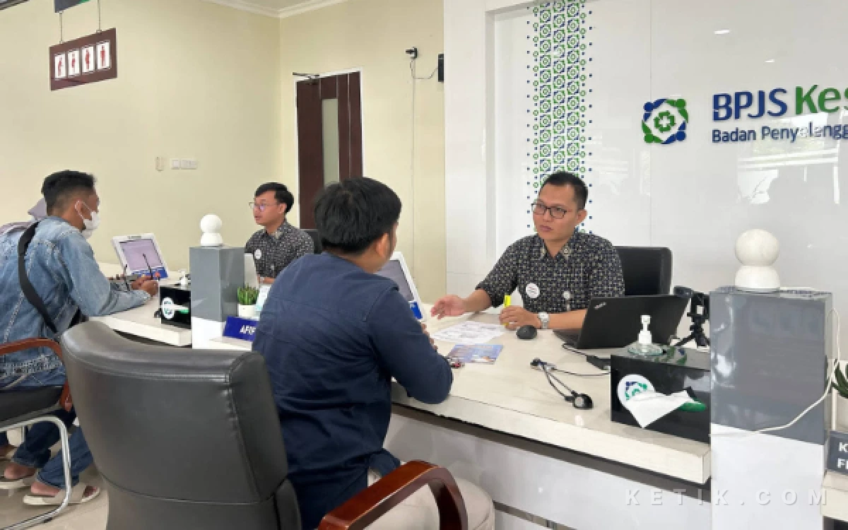 Foto Petugas BPJS Kesehatan memberikan informasi terkait hak dan kewajiban peserta di Kantor Cabang Sleman. Sosialisasi ini bertujuan meningkatkan pemahaman masyarakat mengenai batasan penjaminan pada kasus kecelakaan lalu lintas dengan kelalaian berat. (Foto: Maya for Ketik.com)