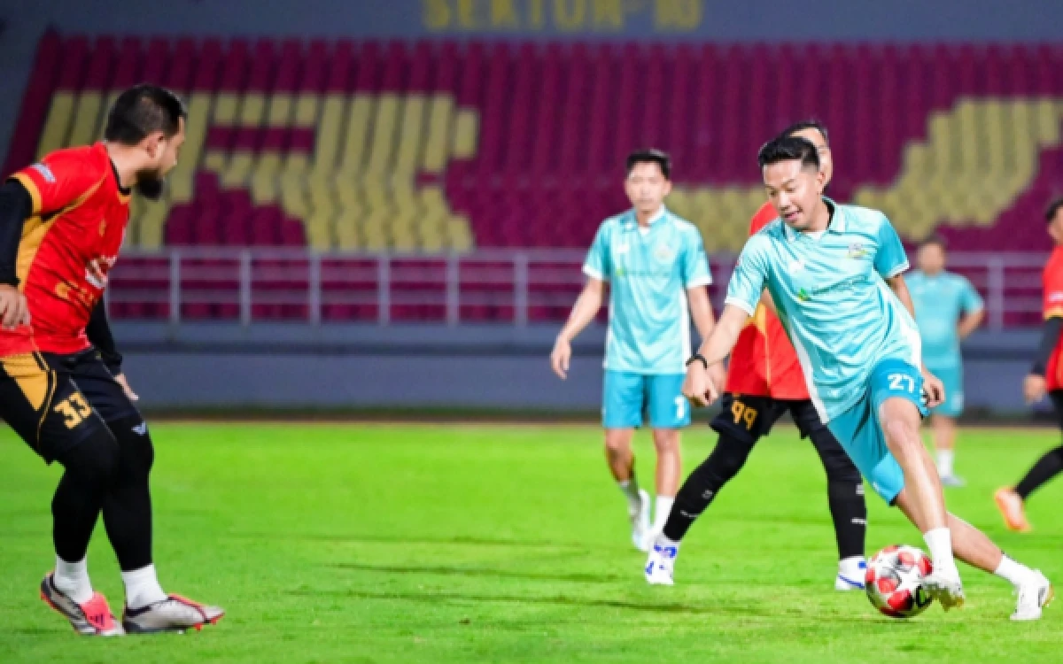 Foto Rafi Wibisono juga mencintai sepak bola sebagai salah satu kegiatan rutinnya sebagai pengusaha muda dan anggota DPRD Sidoarjo. (Foto: Istimewa).
