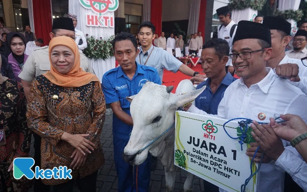 Thumbnail Gubenur Jawa Timur, Khofifah Indar Parawansa memberikan hadiah juara 1 kepada H. Makhrus Sholeh dari DPC HKTI Kabupaten Malang, berupa satu ekor sapi. (Foto: Billy Reksodikromo/ Ketik)