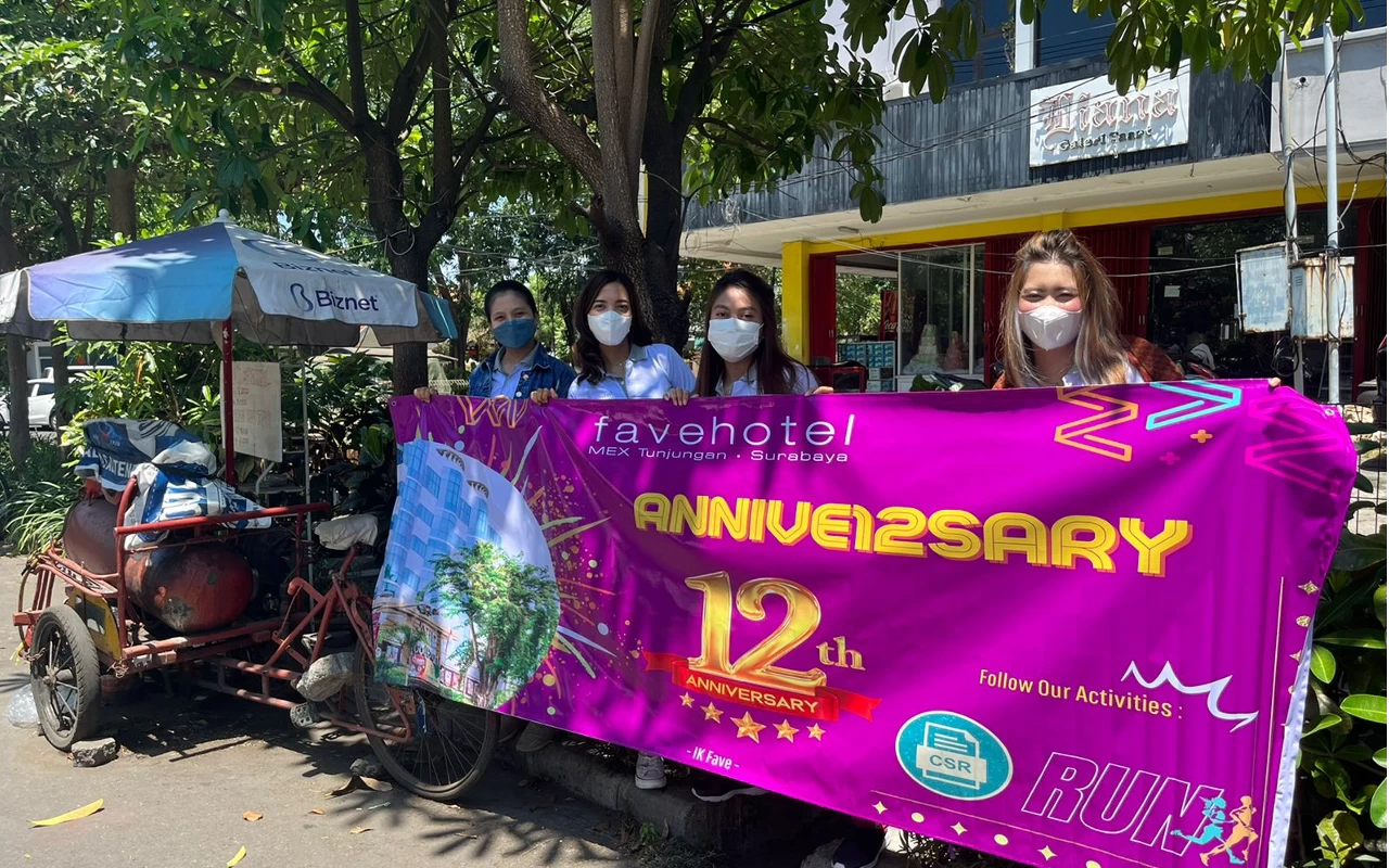 Rayakan Ulang Tahun Ke-12, favehotel Mex Tunjungan Berbagi Sembako 