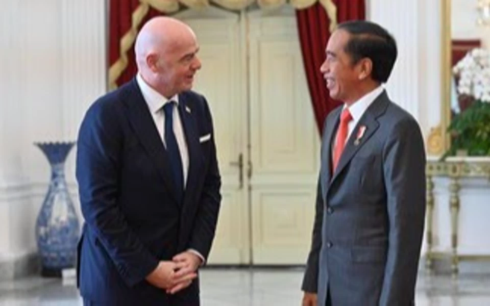 Jokowi dan Presiden FIFA Sepakat Kaji Ulang Sepak Bola Indonesia