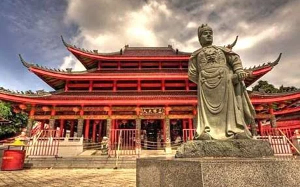 Menikmati Keindahan Klenteng Sam Poo Kong yang Penuh Sejarah