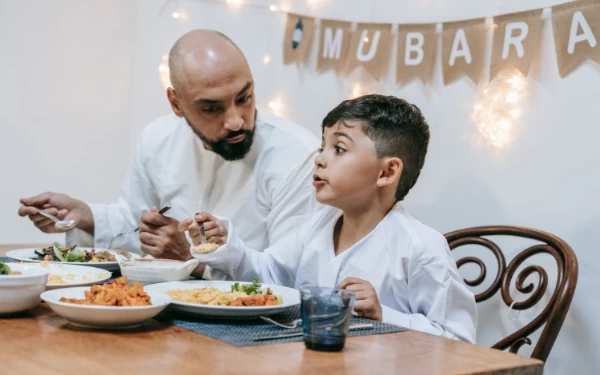 Melatih Anak Bersilaturahmi Saat Lebaran, Lakukan Hal ini
