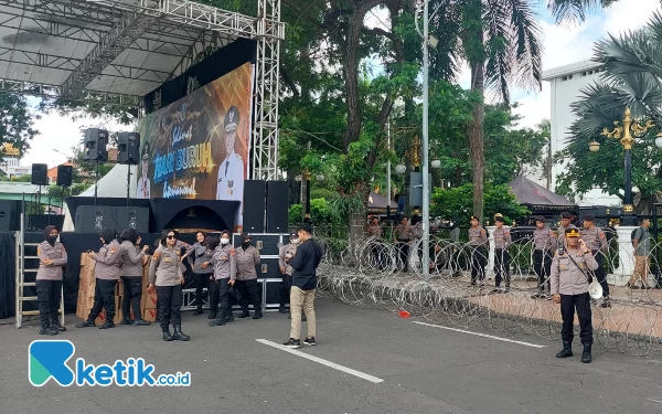 Thumbnail Sejumlah aparat kepolisian dikerahkan untuk mengamankan jalannya unjuk rasa peringatan Hari Buruh, Senin (1/5/2023).(Foto: Husni Habib/Ketik.co.id)
