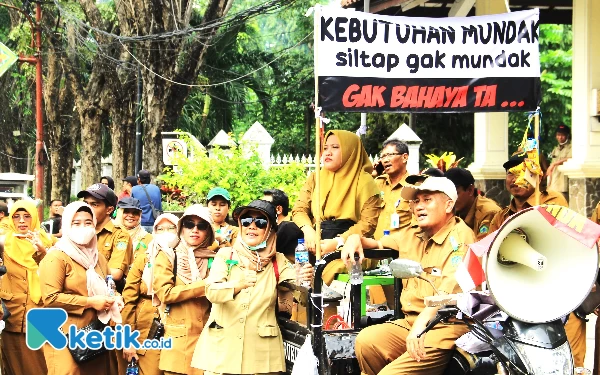 Perangkat Desa di Sidoarjo Demo, Tuntut 'Gaji dan Uang Pensiun'  Naik