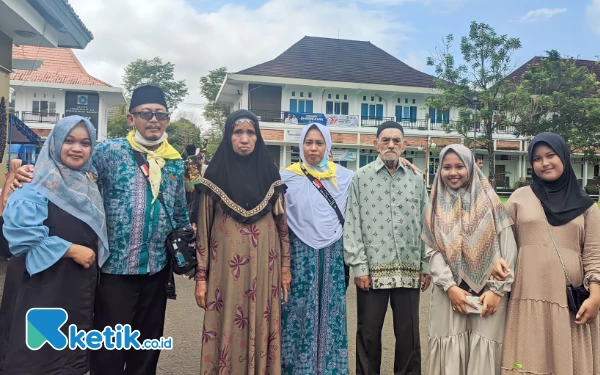 Tangis Haru Keluarga Sambut Kedatangan Jemaah Haji Pacitan