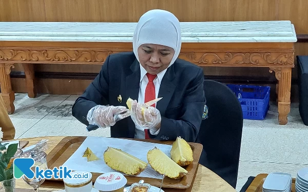 Sisi Unik Gubernur Khofifah, Ternyata Piawai Mengupas Nanas