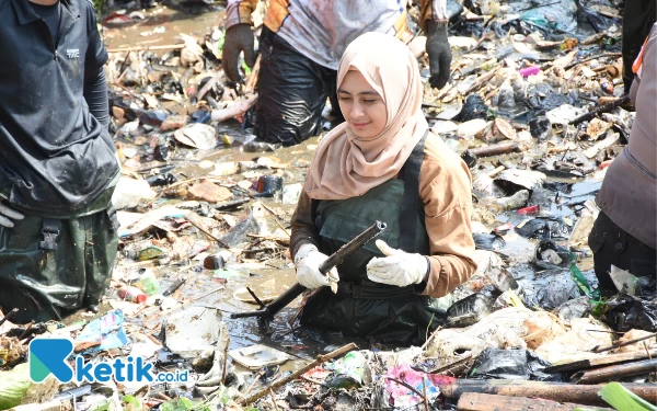 Hari Sungai Nasional, Kolaborasi Pemkab Bandung-Pandawara Group  Bersihkan Sampah Bendungan