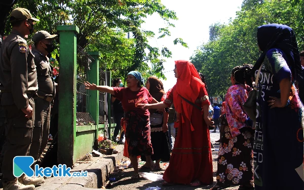 Penertiban Pasar Larangan; Tindakan Humanis Satpol PP Dibalas Umpatan Pedagang