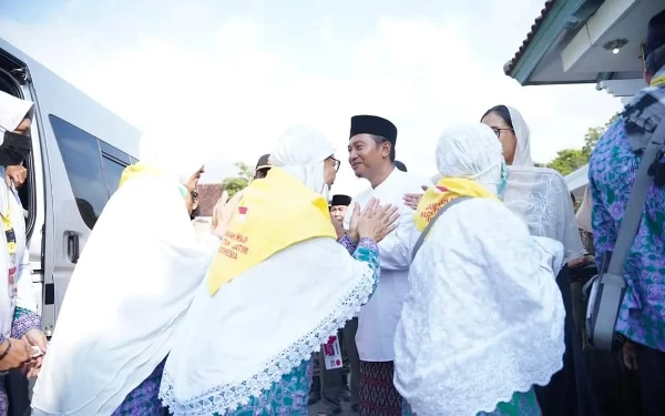 Thumbnail Jemaah Haji Gelombang Terakhir Tiba di Pacitan, Bupati Pacitan Sambut Kepulangannya